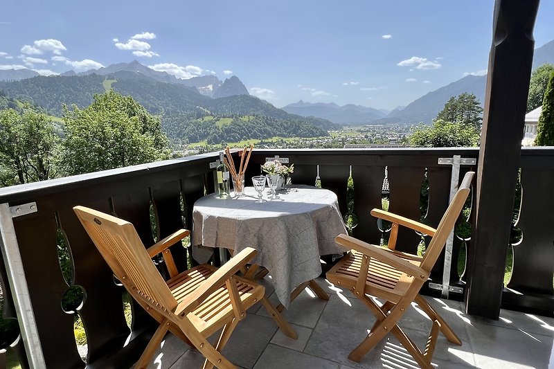umlaufender Balkon mit Traumblick über Garmisch