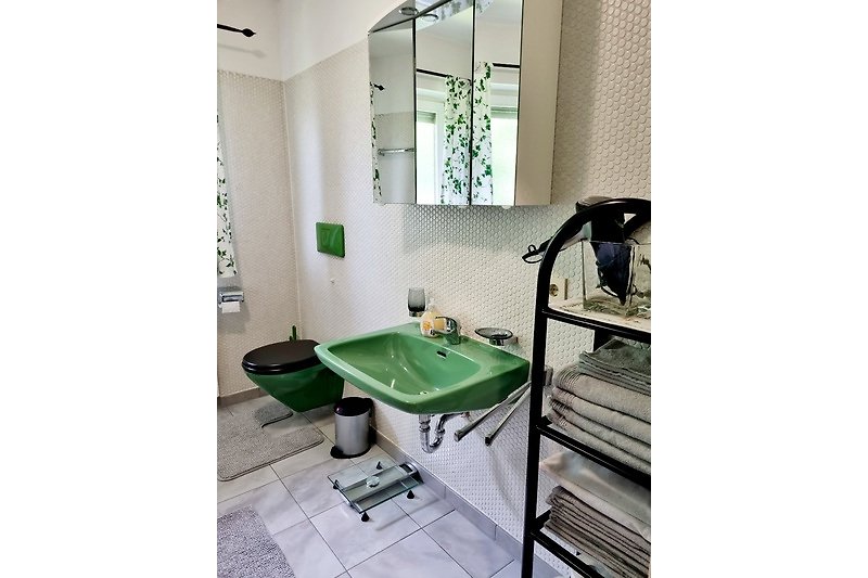 Badezimmer mit Dusche und Badewanne