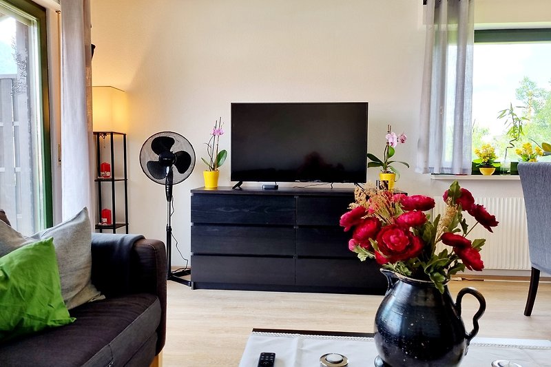 Wohnzimmer mit großem TV und Streamingdiensten