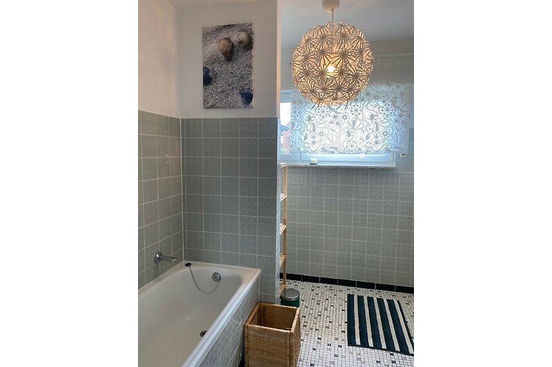 Badezimmer mit Badewanne und Dusche (EG)