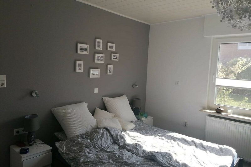 Elternschlafzimmer mit begehbarem Kleiderschrank (EG)