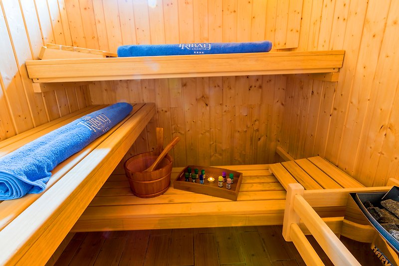 Finish sauna with sauna towels, essential oils and manual timer for your pleasure