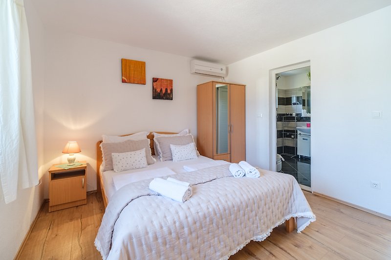 Triple bedroom with en-suite bathroom