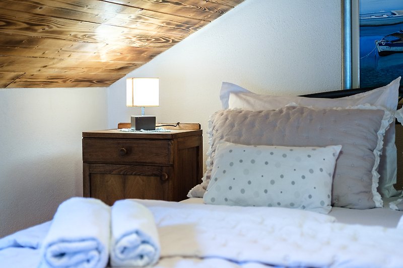 Gallery bedroom detail