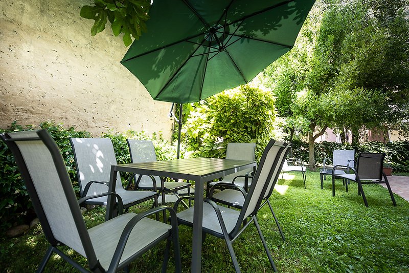 Relax area im Garten  mit Tisch und Stühle