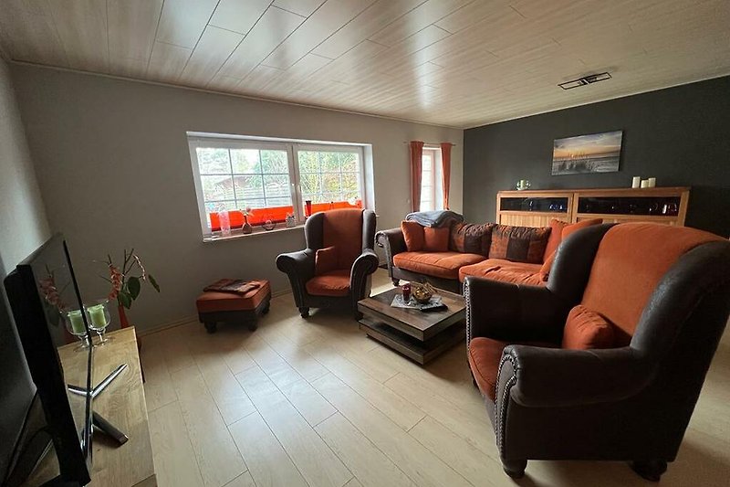 Gemütliches Wohnzimmer mit Laminatboden und Vintage Couch  Combi.