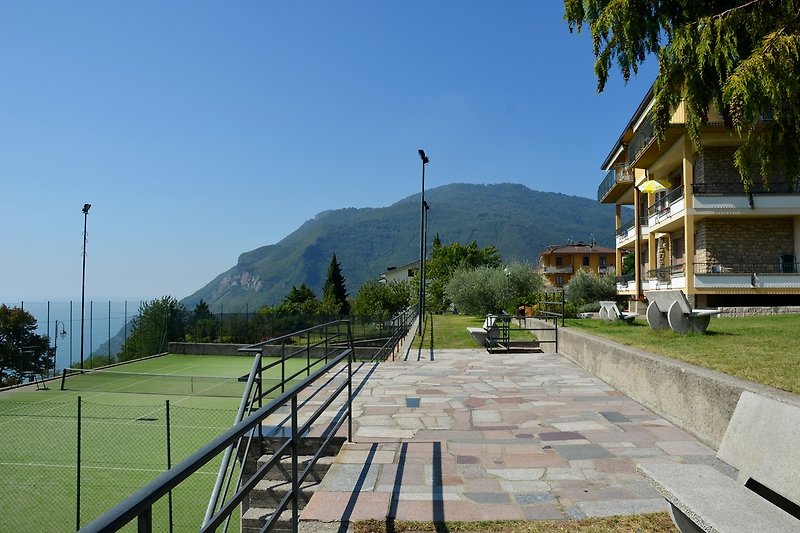 Tennis- und Sportplatz mit Blick auf den Gardasee