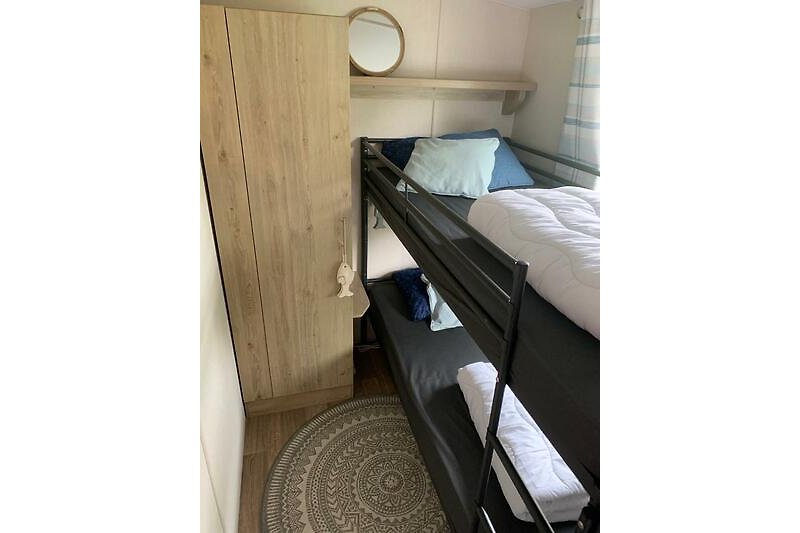 slaapkamer 2 met stapelbed 90x200 cm, kledingkast en ruimte voor campingbed