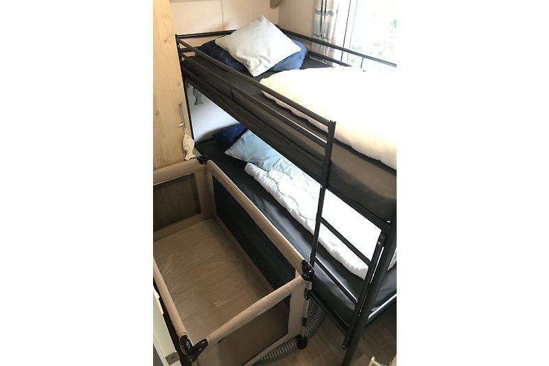 Slaapkamer 2 met stapelbed en optioneel campingbed