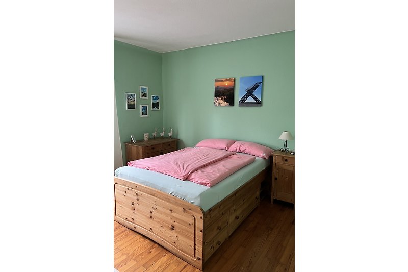 Schlafzimmer mit Bett, Kleiderschrank und Kommode