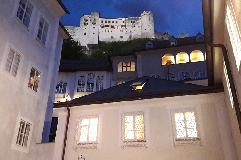 Das Haus am Abend - im Hintergrund die Festung Hohensalzburg