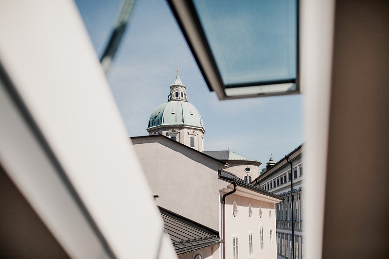 Blick vom Dachgeschoss auf den Dom von Salzburg