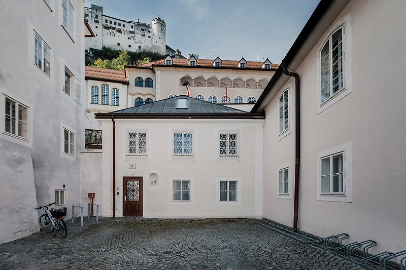 Unser historisches Stadthaus mit der Festung Hohensalzburg im Hintergrund