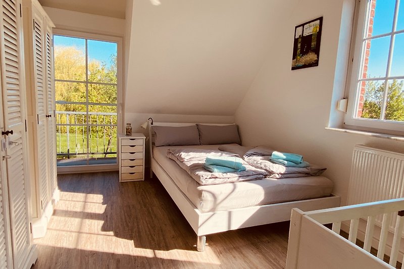 2. Schlafzimmer mit schönem Balkon und Doppelbett (1,4m)