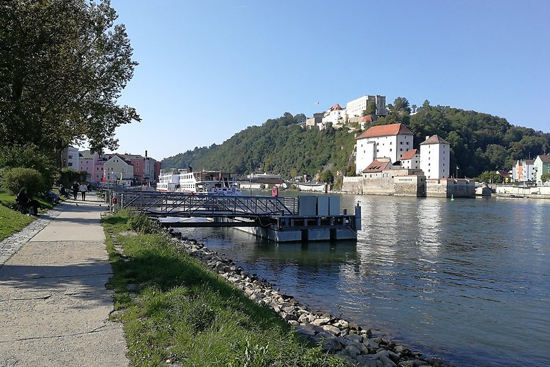 die Donau am Drei-Flüsse-Eck mit Blick auf die Veste Oberhaus