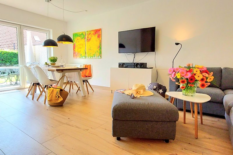 Stilvolles Wohnzimmer mit bequemer Couch und angenehmer Beleuchtung.