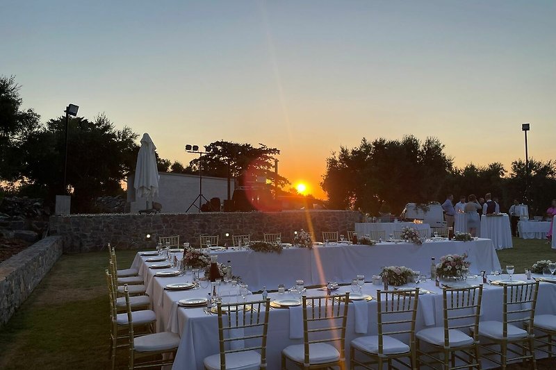 Experience a breathtaking sunset at our outdoor banquet with stunning views of the horizon.
