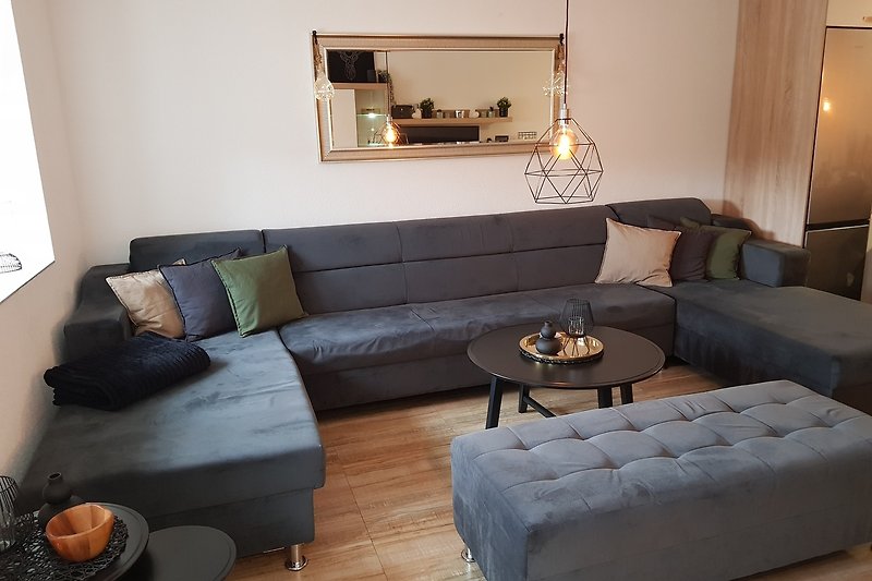 Wohnzimmer mit gemütlicher Couch