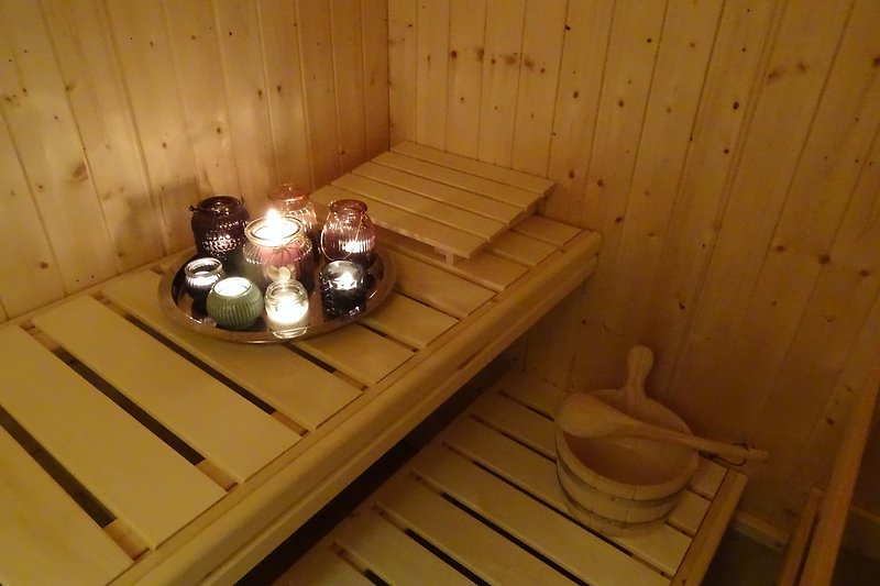 Die Sauna für ca. 4 Personen mit zwei vollständigen Liegeflächen bietet ein absolutes Erholungserlebnis.