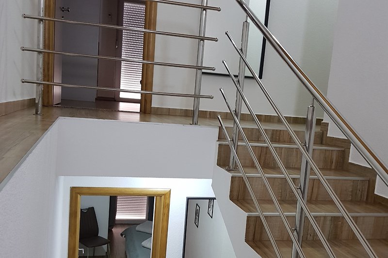 Das helle, offene Treppenhaus verbindet alle drei Ebenen miteinander.