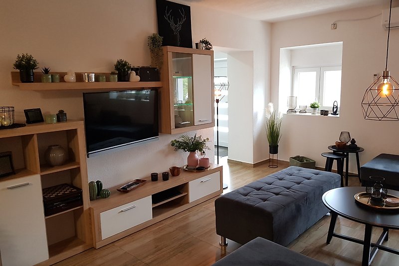 Wohnzimmer mit Blickrichtung Eingangsbereich