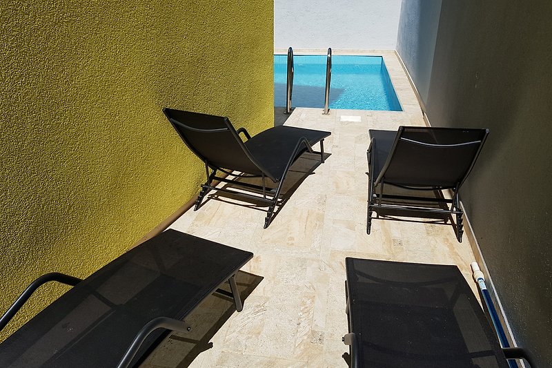 Sonnenterrasse mit Sonnenliegen