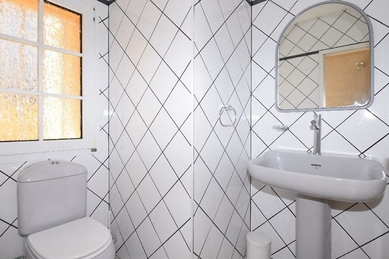 Modernes Badezimmer mit stilvollen Armaturen und Keramikfliesen.