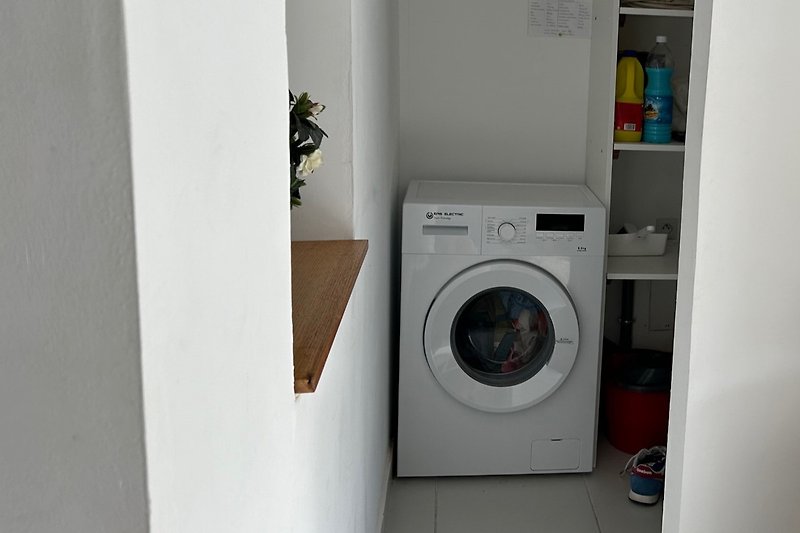 Ein geräumiger Waschraum mit modernen Geräten und praktischer Ausstattung.