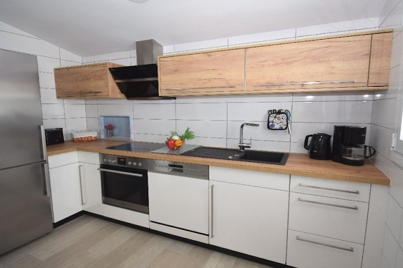 Moderne Küche mit Holzschränken, Granit-Arbeitsplatte und Edelstahl-Spüle.