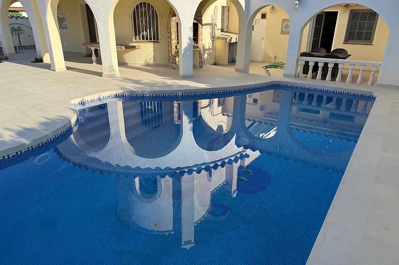 Villa mit Pool und Plaster, ideal für entspannte Urlaubstage.