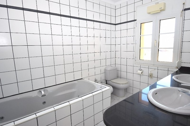 Schönes Badezimmer mit modernen Armaturen und stilvollem Design.