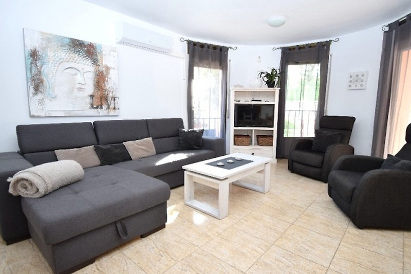 Gemütliches Wohnzimmer mit stilvoller Einrichtung und bequemer Couch.