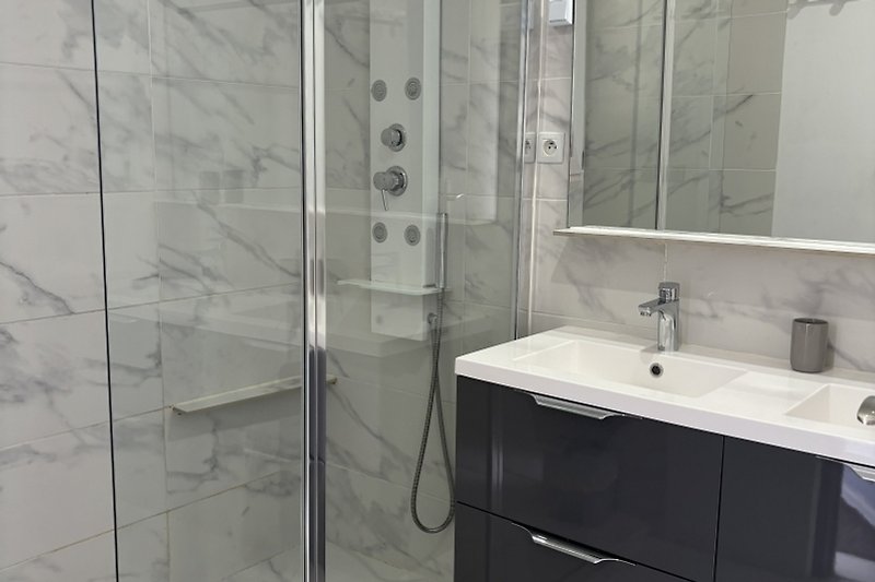 Ein stilvolles Badezimmer mit modernen Armaturen und elegantem Design.