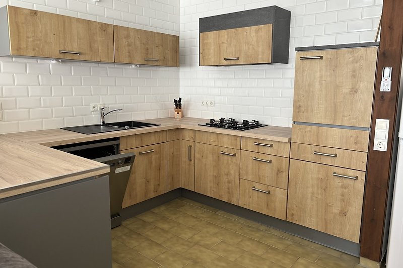 Moderne Küche mit Holzmöbeln und Küchenspüle.