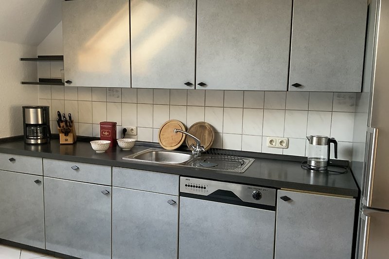 Voll ausgestattete Küchenzeile mit Spülmaschine, Kühl- und Gefrierschrank