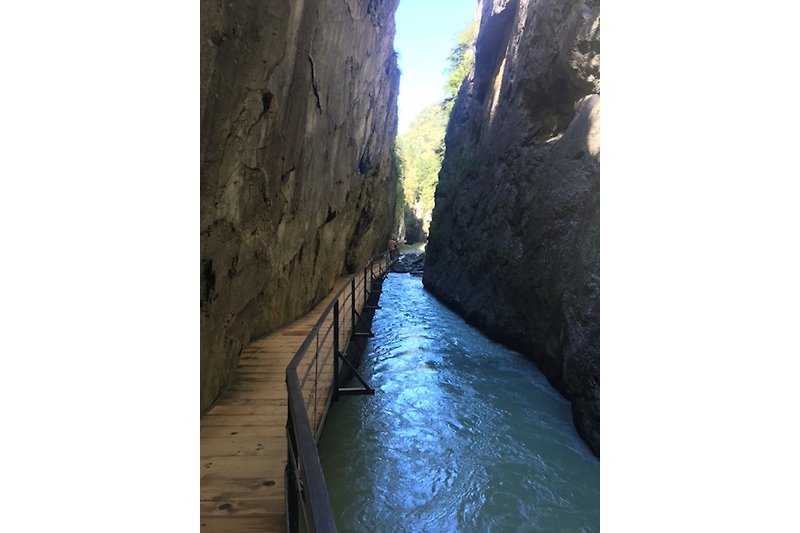 Garganta de Aaretal cerca de Meiringen en el Oberland Bernés / Suiza.