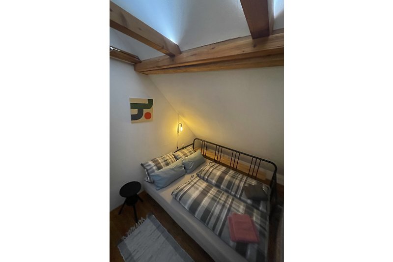 Sypialnia na 2. piętrze z łóżkiem pojedynczym lub rozkładanym łóżkiem podwójnym
