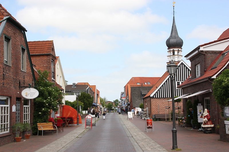 Fußgängerzone von Hooksiel mit Restaurants und kleinen Geschäften fußläufig erreichbar