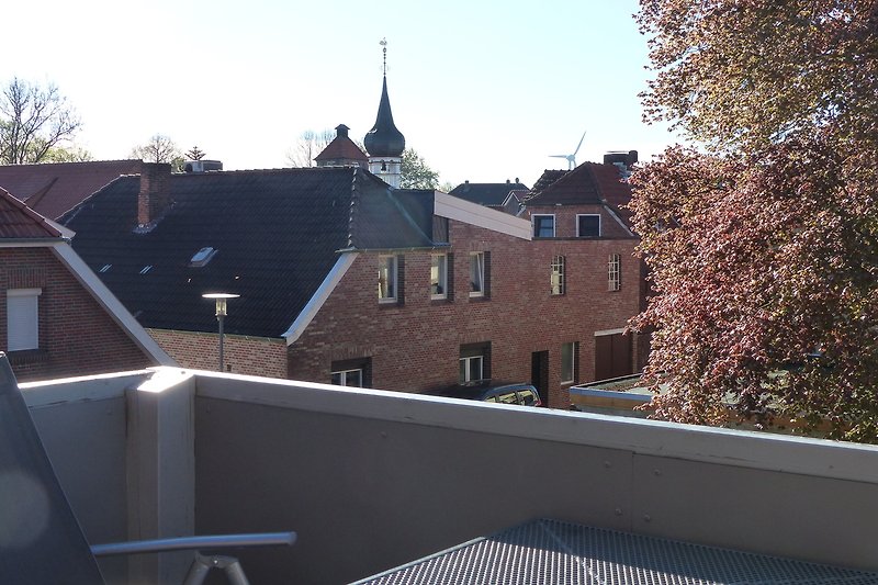 Blick vom Balkon über die Dächer von Hooksiel