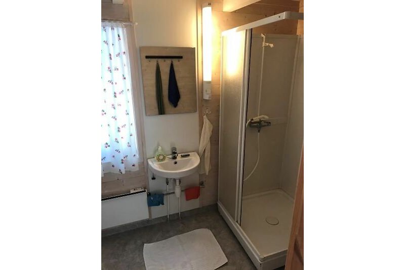 Schönes Badezimmer mit stilvollem Design und sauberer Ausstattung.