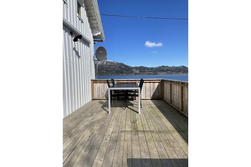 Terrasse 10m vom Fjord entfernt