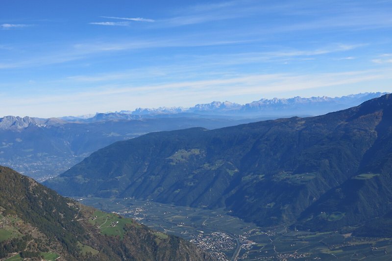 Blick auf Naturns vom Gipfel - Richtung Meran, bzw. Dolomiten