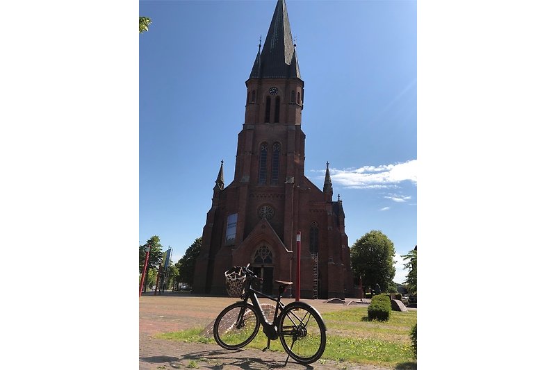 Mein Fahrrad vor der Papenburger Kirche