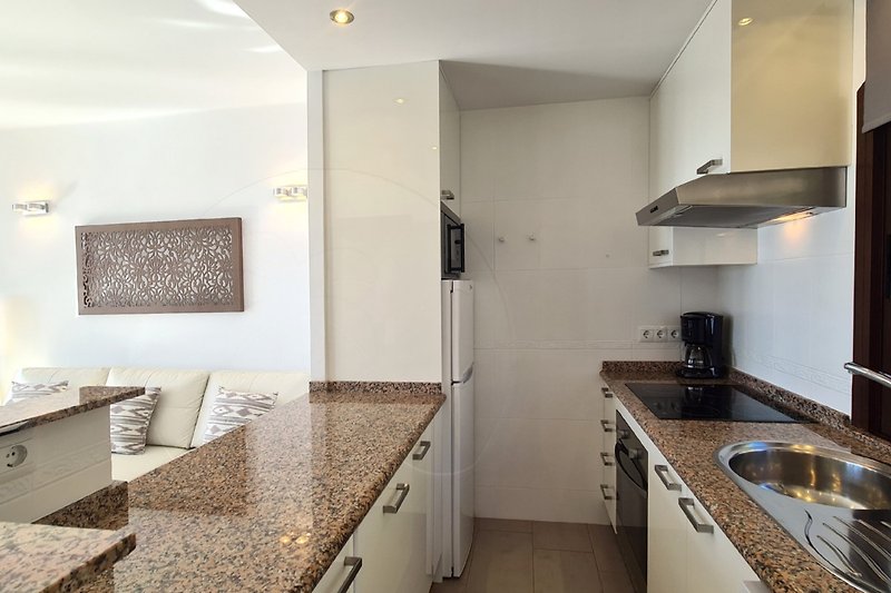 Offene Küche mit 2 Granitarbeitsflächen, großem Kühlschrank +Gefr.fach, Mikrowelle, Dunstabzug, Backofen + Cerankochfeld