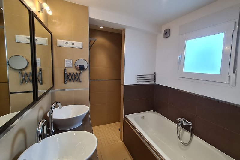 Schönes Badezimmer mit Fliegengitter, 2 Waschbecken und Badewanne + Regendusche in gemauerter, bodentiefer Duschkabine