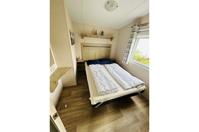 Großes Schlafzimmer mit Doppelbett (150x200)