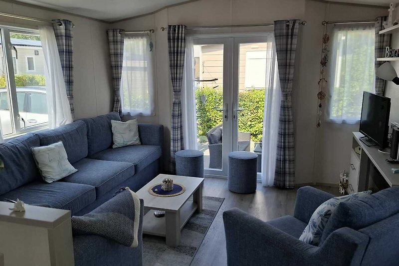 Villa mit Balkon und Tagesbett, ideal für entspannte Urlaubstage.