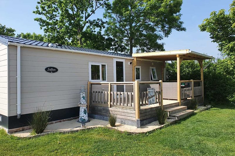 Chalet de Vuurtoren - Zentrumsnahe Ruheoase mit Terrasse in Renesse