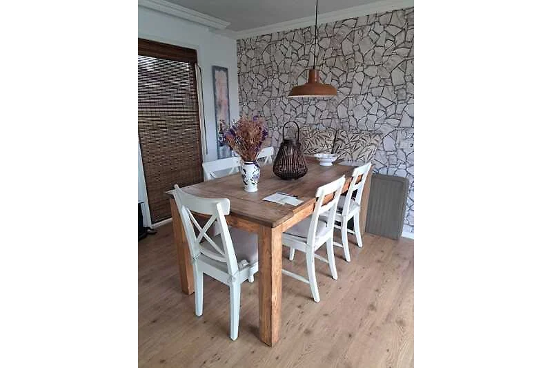 Esszimmer mit Holztable und Stühlen für gemeinsame Mahlzeiten.