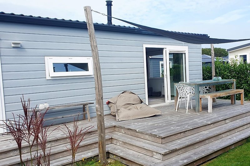 Entspannen Sie auf der Terrasse mit Gartenmöbeln und Blick auf den Garten.